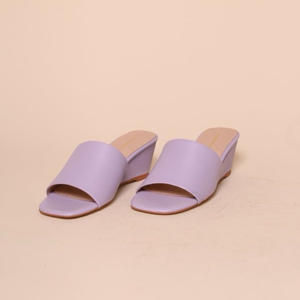 NWT INTENTIONALLY BLANK Hey Jessica Demi Wedge Sandal Lilac Size 11